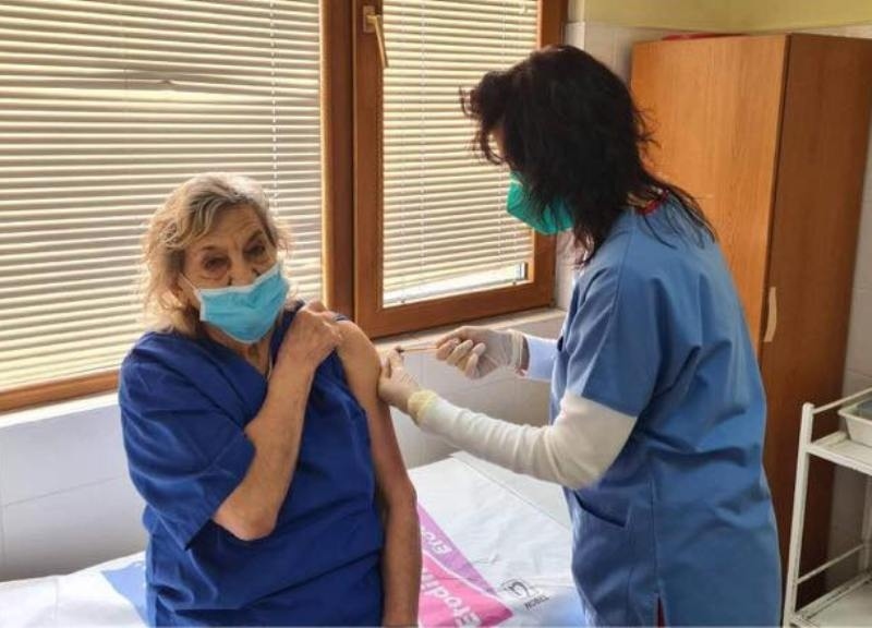 Един от най-възрастните практикуващи лекари в областта се ваксинира